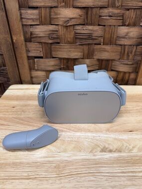 Oculus Standalone Go VR Headset and Controller in Light Gray Tested